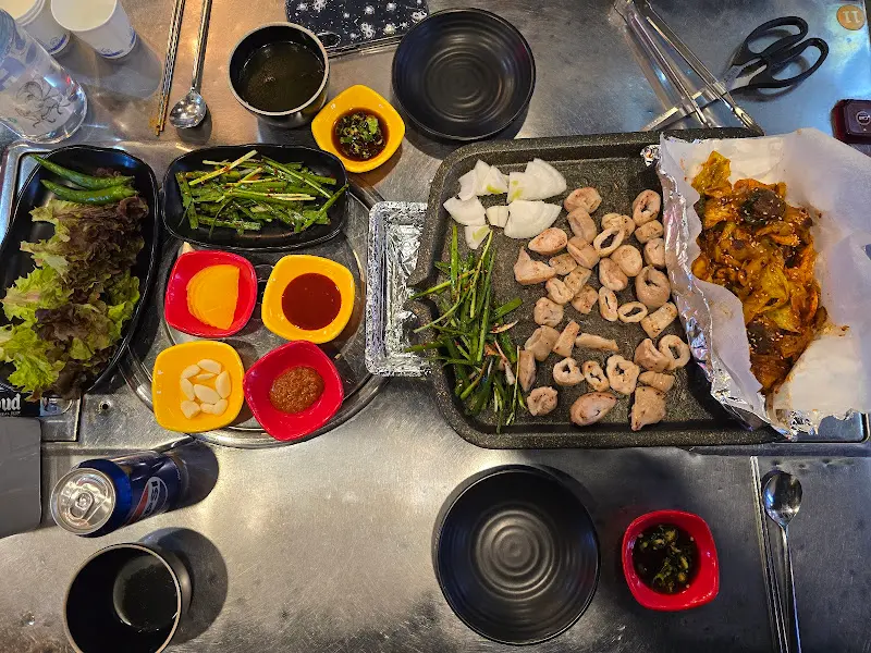 초벌된 막창과 순대곱창이 불판 위에 올려진 모습