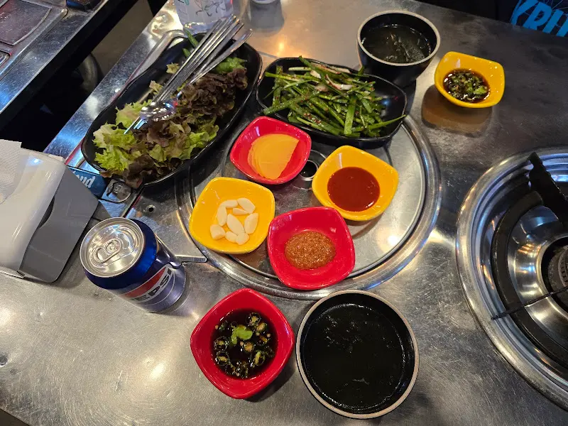 다채로운 곁들임 찬들과 소스