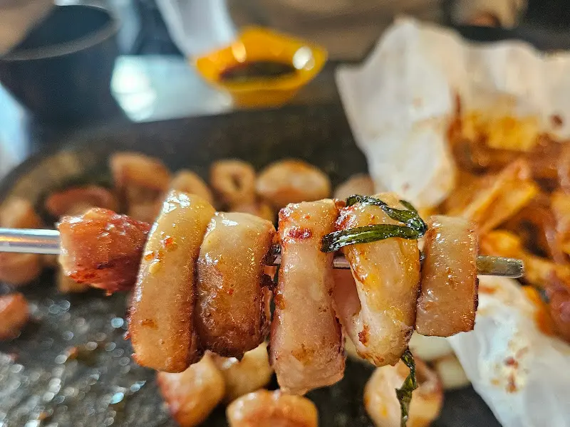 젓가락 위에 올려진 막창