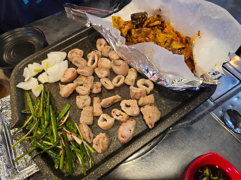 불판 위의 막창과 곱창