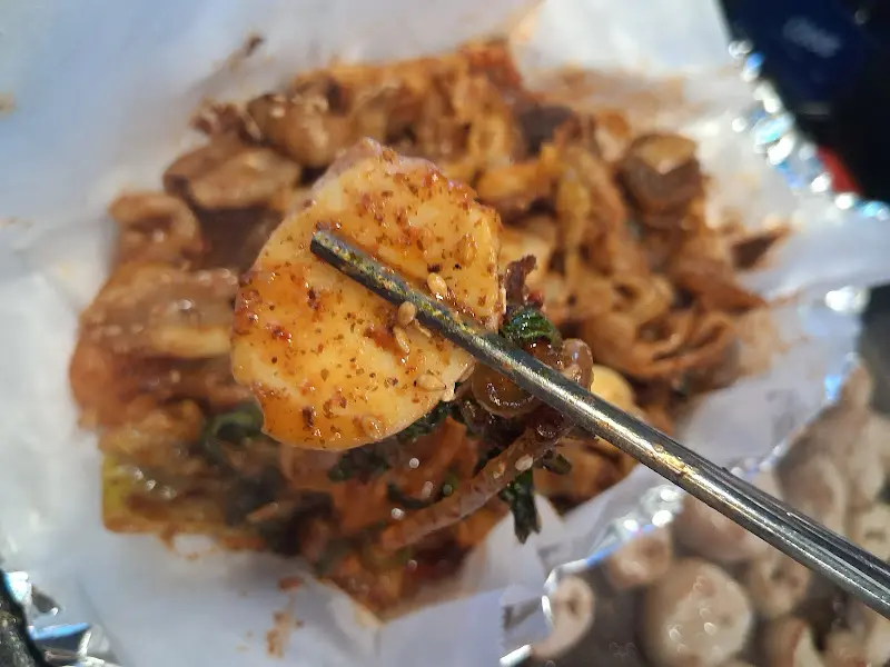 젓가락으로 집은 곱창