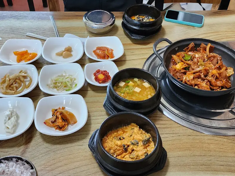 정갈하게 담겨 나온 쌈 채소와 반찬들