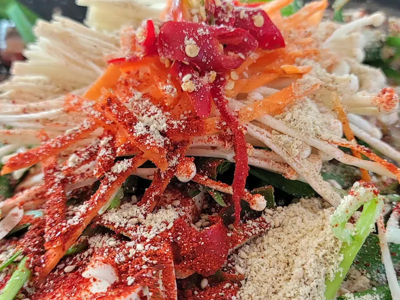 두부전골 속 채소 고명