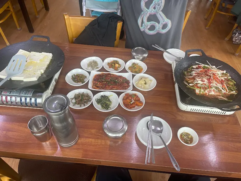 푸짐하게 차려진 한 상