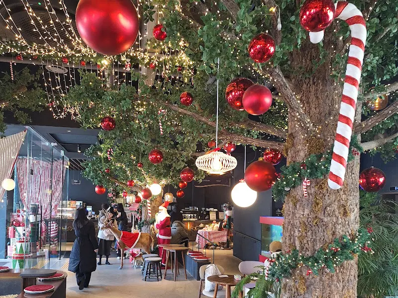 어나더사이드 카페 내부