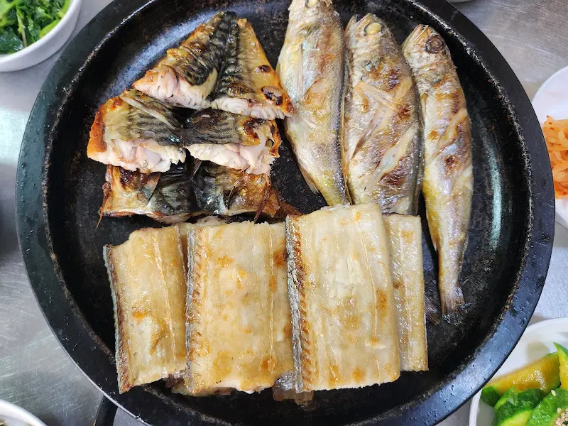 고등어, 갈치, 조기 구이가 담긴 접사 사진