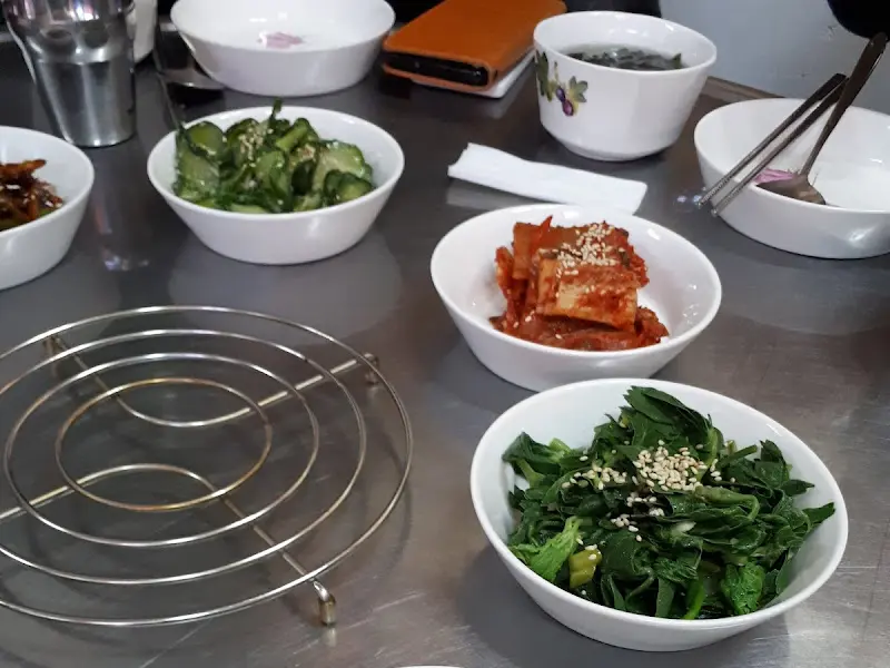 정갈하게 담긴 밑반찬들