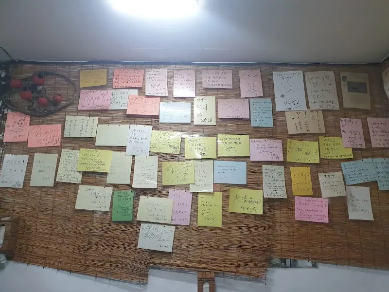 벽에 붙은 손님들의 감사 메시지