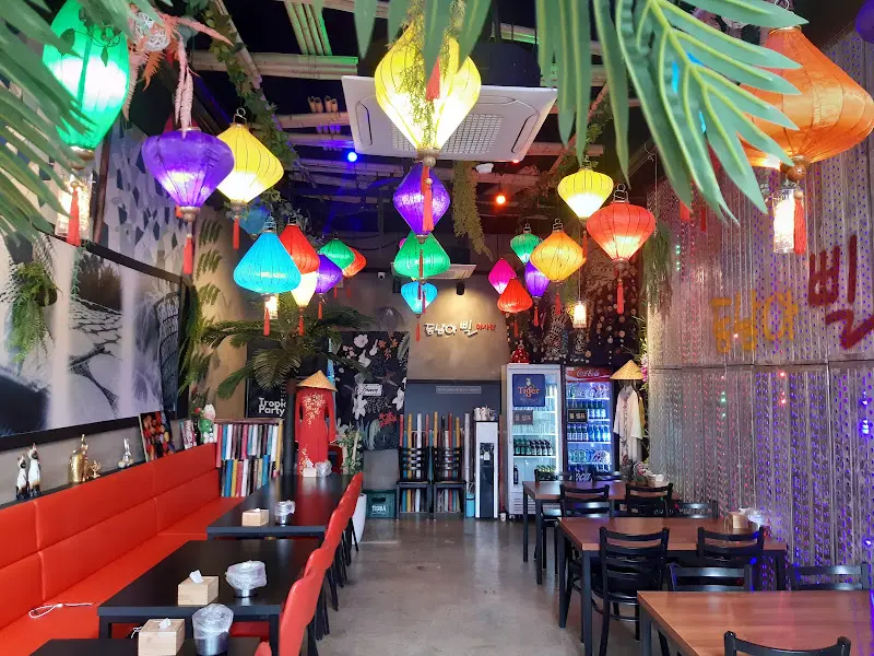 다채로운 조명이 빛나는 내부