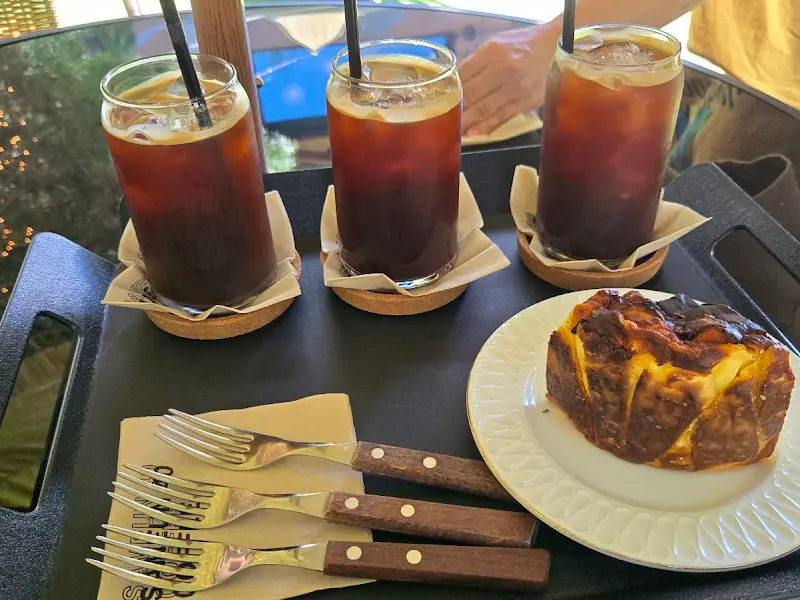 바스크 치즈 케이크와 아이스 아메리카노