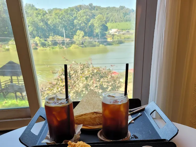 창밖 풍경과 커피