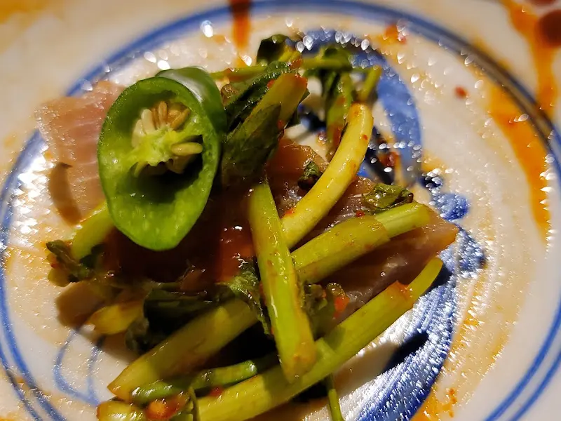 다양한 곁들임 야채와 홍어