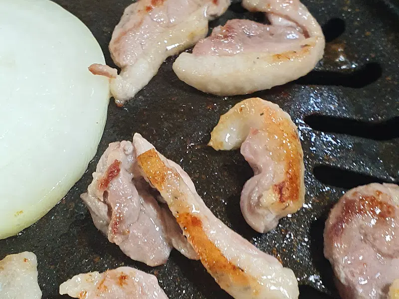 노릇하게 구워진 오리고기