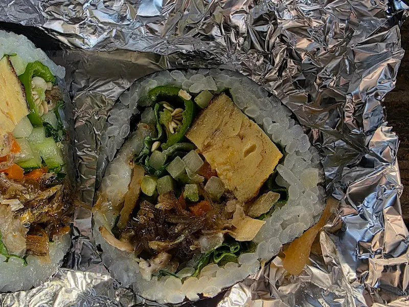 매운 멸치 김밥의 단면