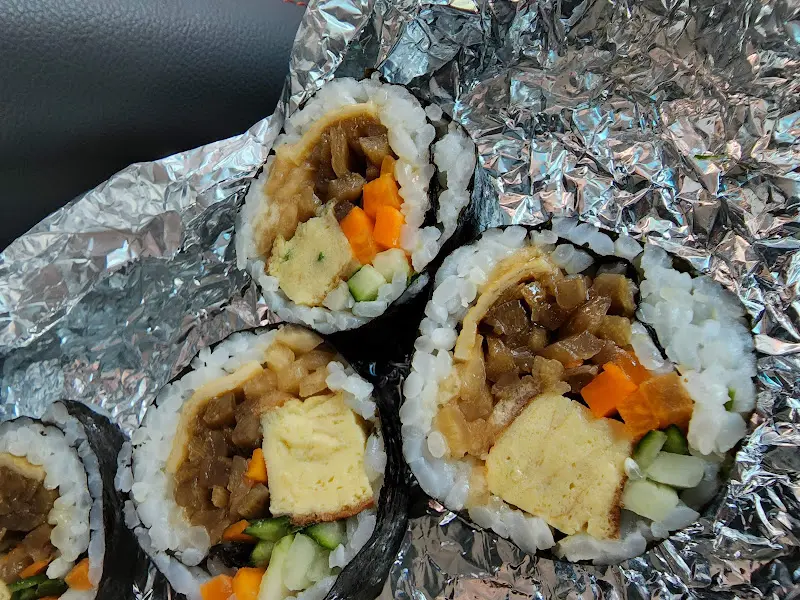 차 안에서 찍은 김밥 사진