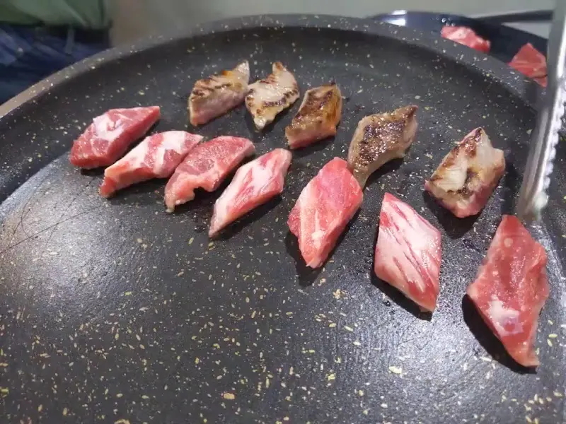 불판 위에서 익어가는 소갈비살