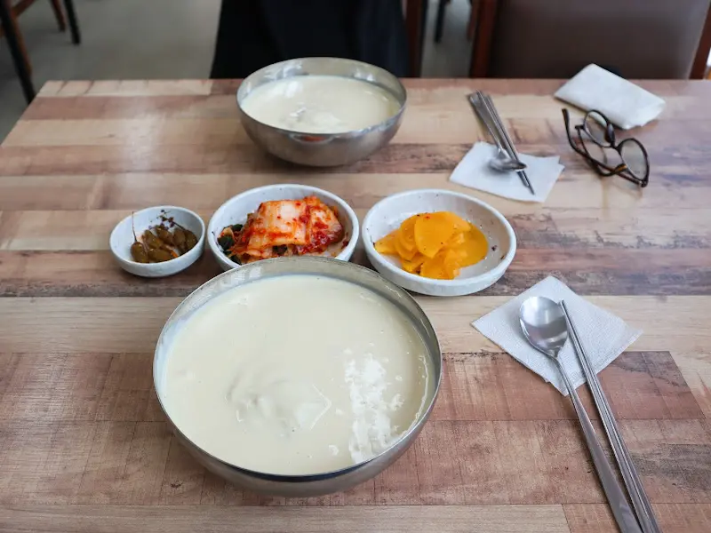 두 그릇의 콩국수와 반찬