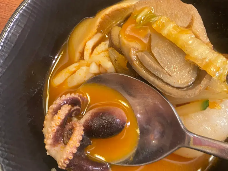 숟가락 위에 올려진 짬뽕 속 해산물