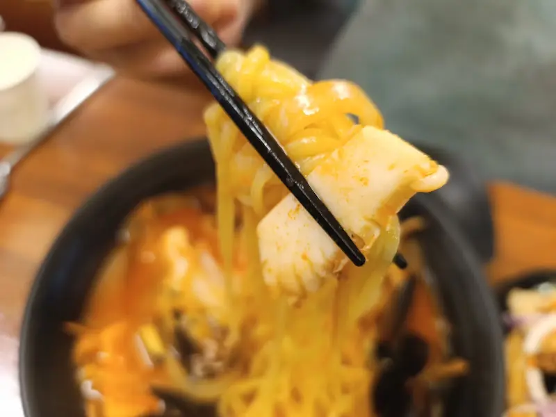 젓가락으로 면을 들어올린 모습