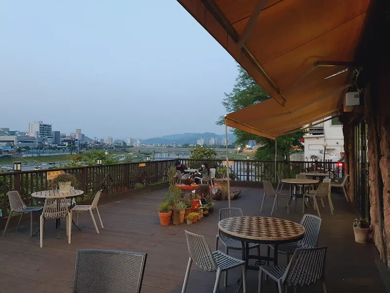 카페 테라스에서 바라본 의령 시내 풍경