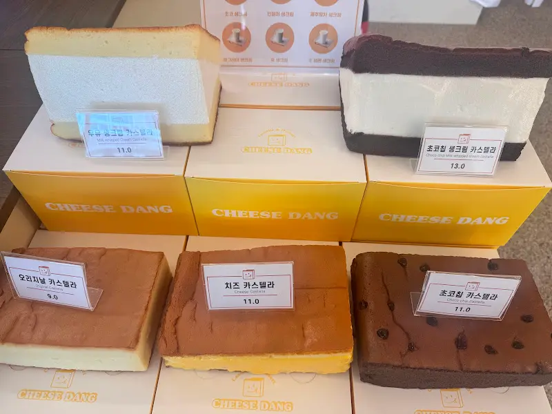 다양한 종류의 카스텔라가 포장 상자에 담겨 있는 모습