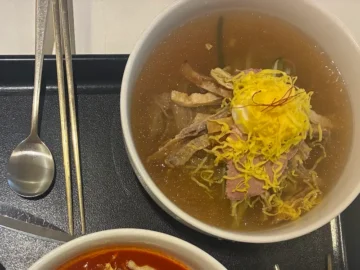 힙스터들의 냉면 성지, 홍대 “代”에서 맛보는 진주냉면의 레전드 맛집