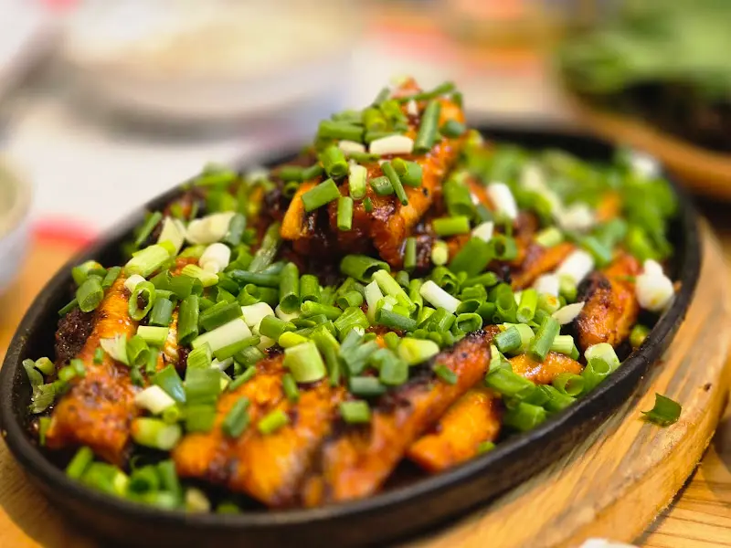 윤기가 좔좔 흐르는 양념 장어구이