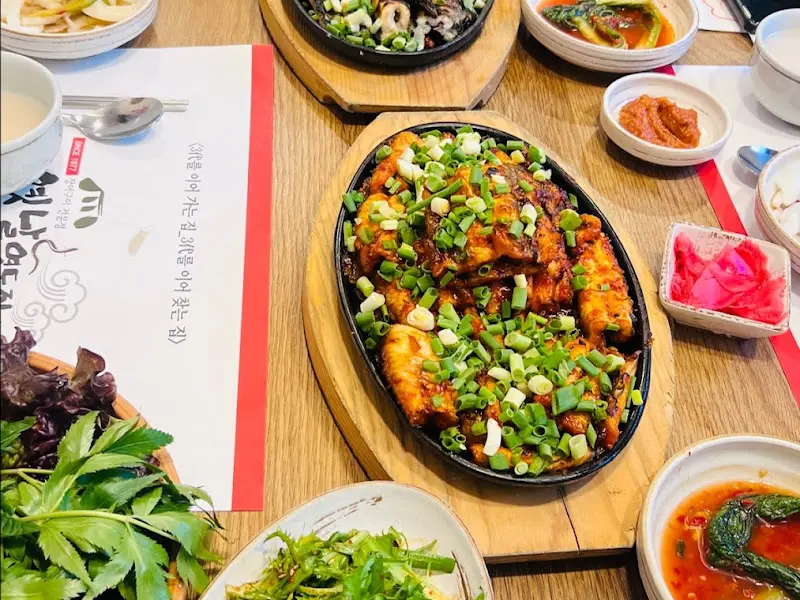 한 상 가득 차려진 장어구이