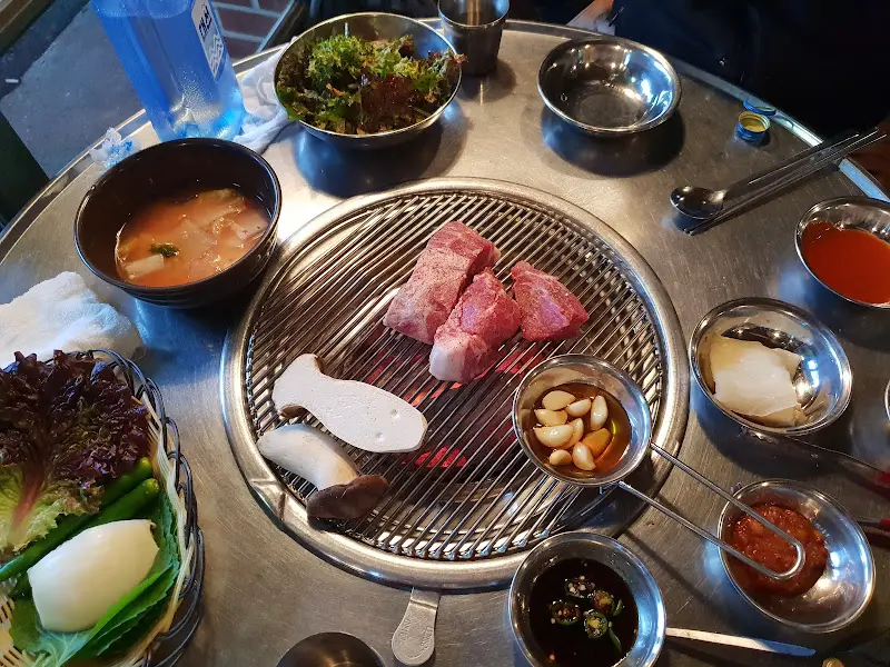 푸짐하게 차려진 테이블 모습