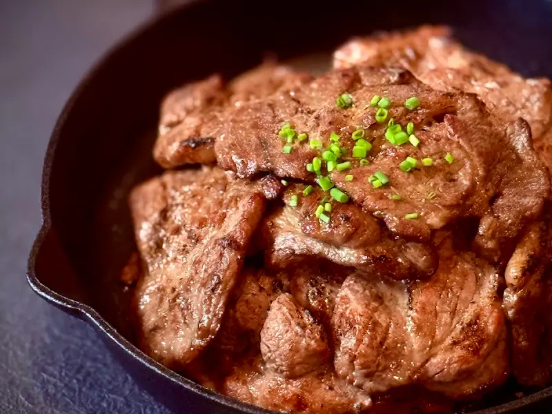 노릇하게 구워진 돼지갈비