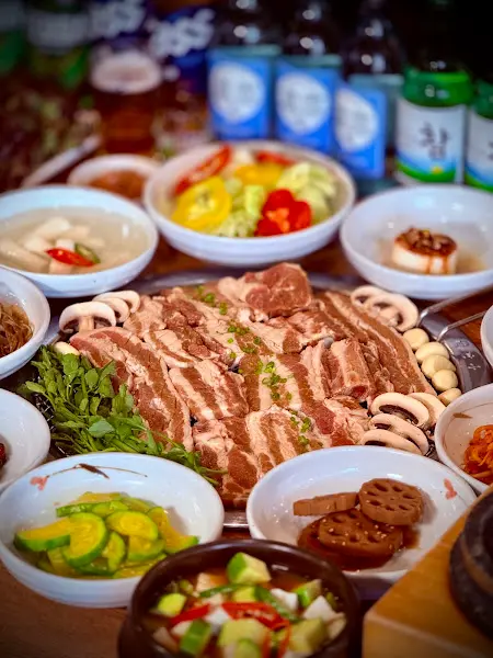 돼지갈비와 함께 즐기는 다채로운 밑반찬