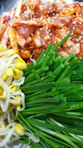 싱싱한 야채와 함께 담겨 나온 오리 고기