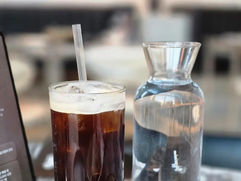 아이스 아메리카노와 물병