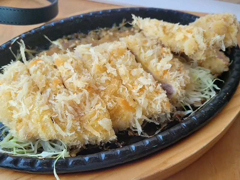 윤기가 흐르는 돈가스