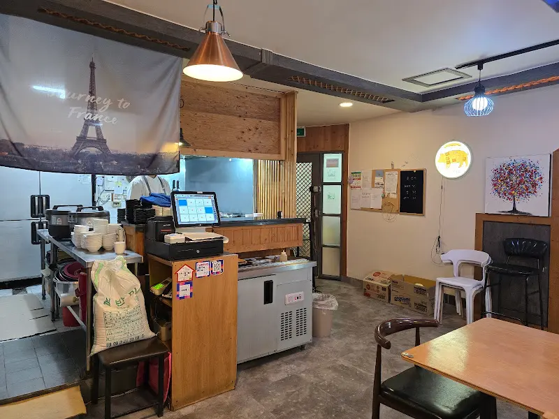 이레 돈까스 내부