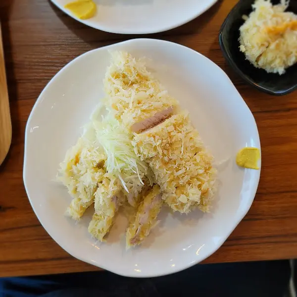 돈가스와 양배추 샐러드