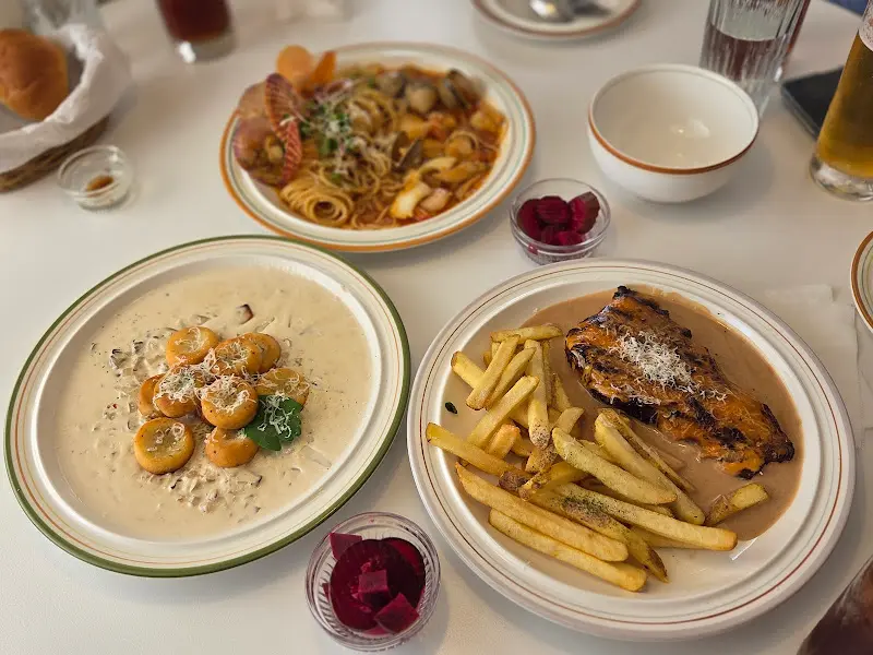 다양한 메뉴가 놓인 테이블