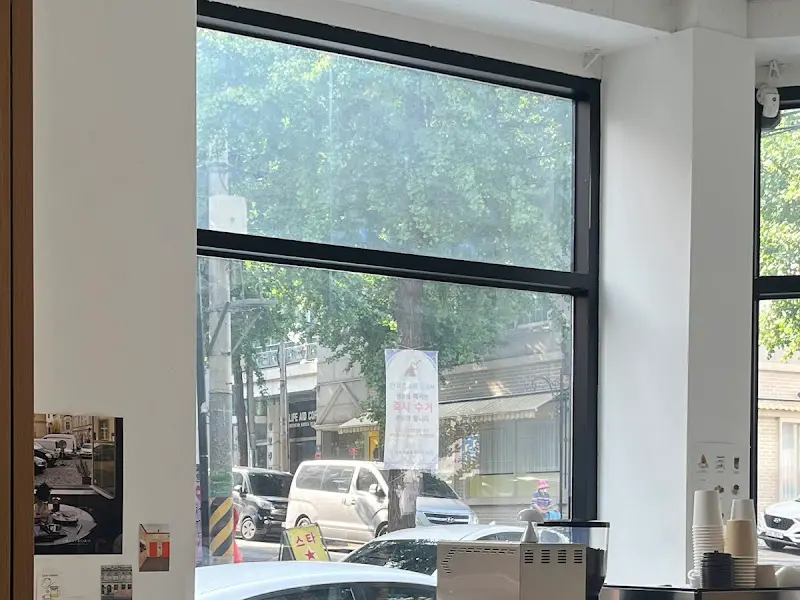 카페 내부에서 바라본 창밖 풍경