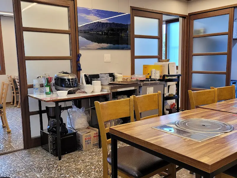 편안한 분위기의 식당 내부