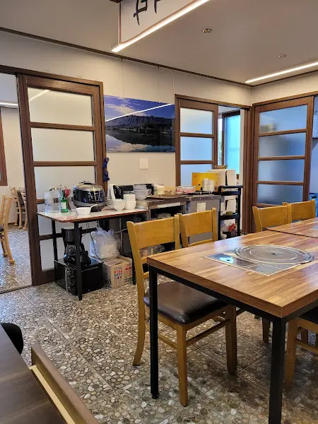 테이블 간 간격이 넓어 편안한 식사가 가능