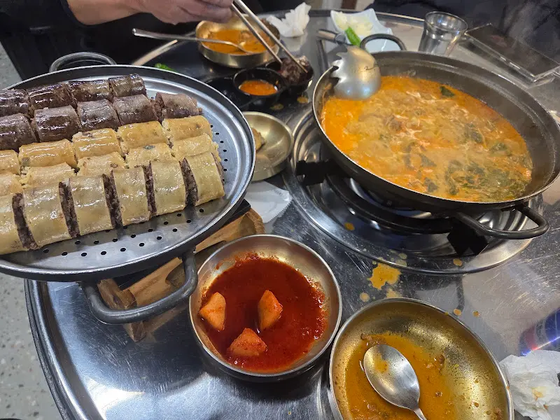 순대전골과 모듬순대 한 상 차림