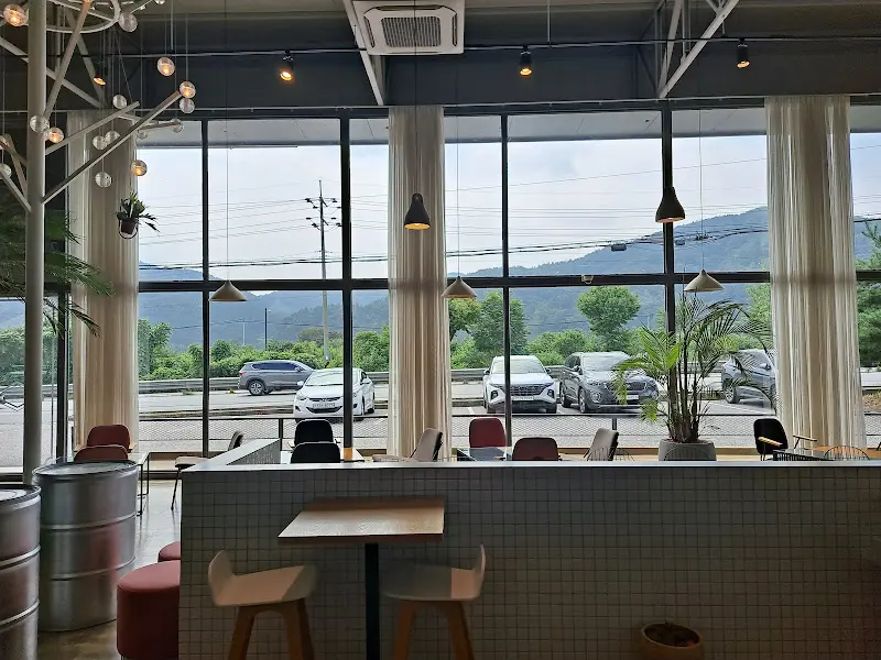 통창으로 보이는 경춘로의 풍경