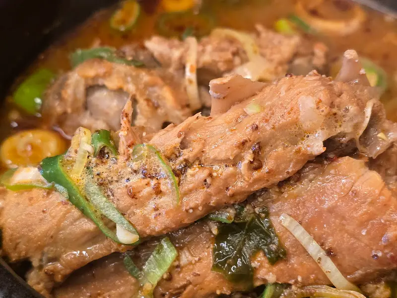 살코기가 가득 붙은 돼지 등뼈