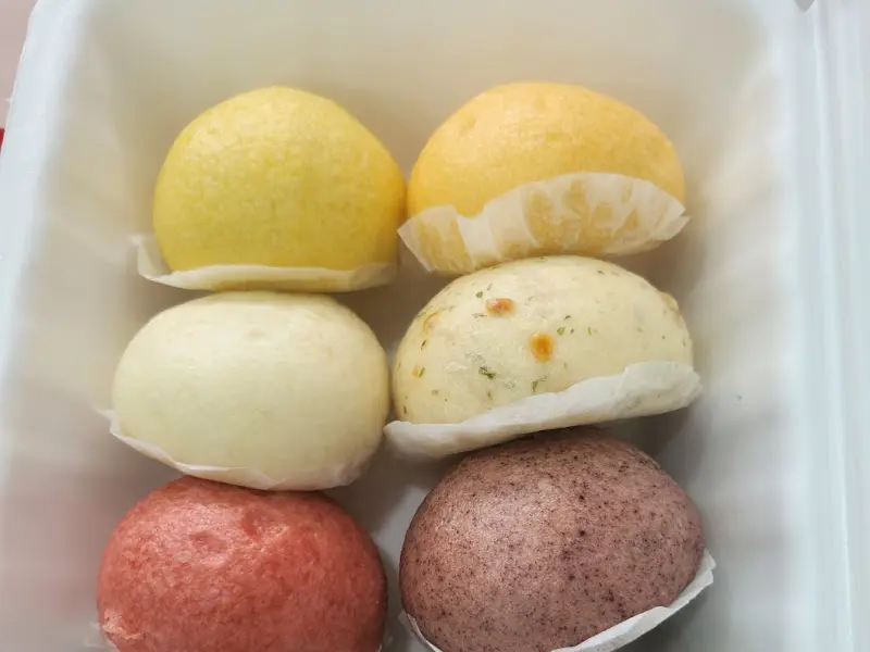 다양한 색깔의 찐빵