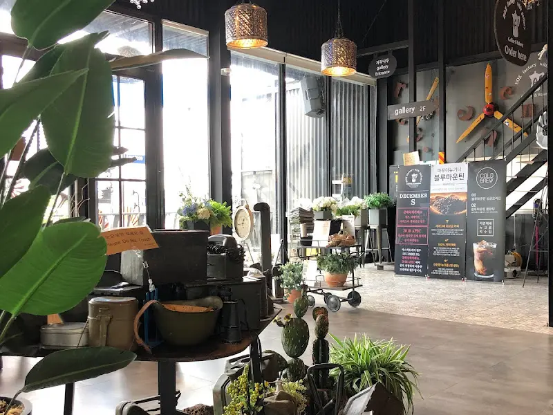 카페 내부 인테리어