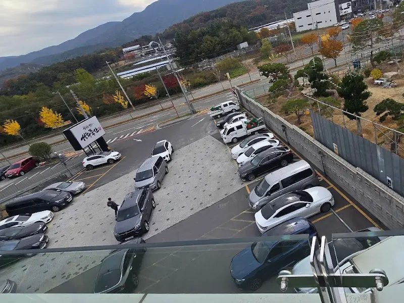 성화축산 정육식당 주차장 전경