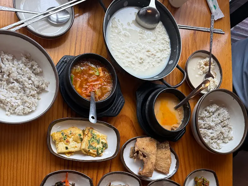 푸짐한 보리밥 정식 한 상