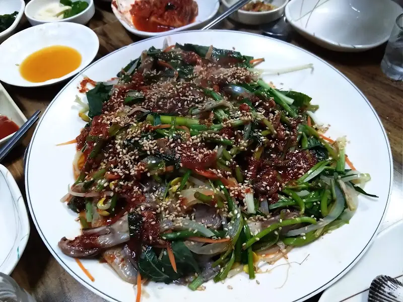 푸짐하게 담긴 해산물 요리