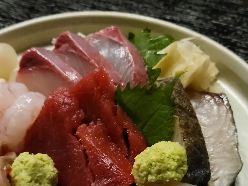 다채로운 식감과 풍미의 향연, 모듬 사시미