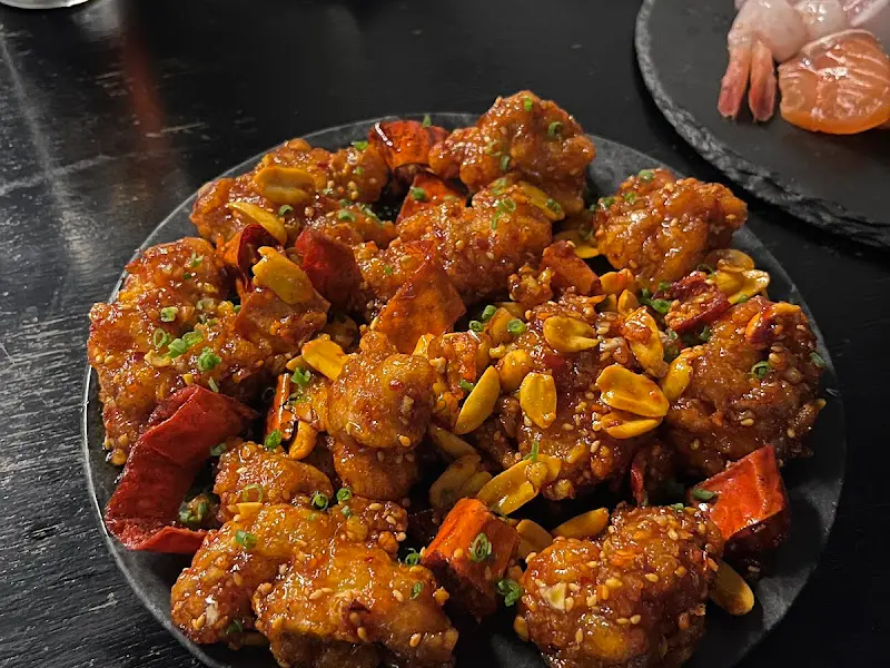 매콤한 향이 코를 자극하는 사천식 닭튀김